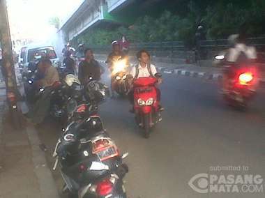 penampakan-mereka-yang-cuek-dengan-aturan-lalu-lintas-di-jalan-jangan-ditiru