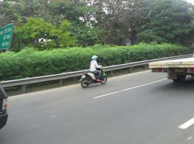 Penampakan Mereka yang Cuek dengan Aturan Lalu Lintas di Jalan, Jangan Ditiru