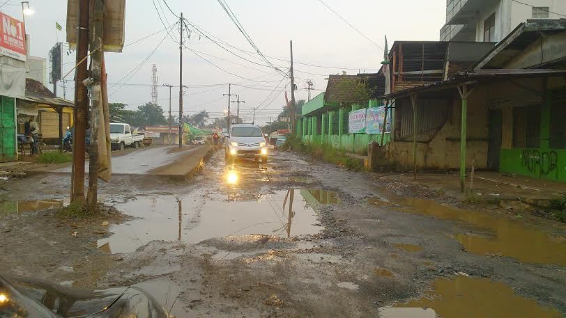 Jalan Rusak Bertebaran di Pelosok Negeri, Sampai Kapan Akan Didiamkan?