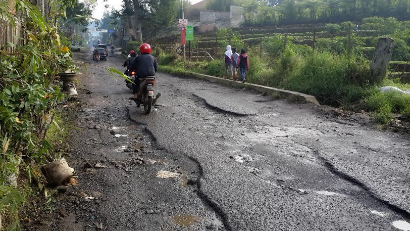 Jalan Rusak Bertebaran di Pelosok Negeri, Sampai Kapan Akan Didiamkan?