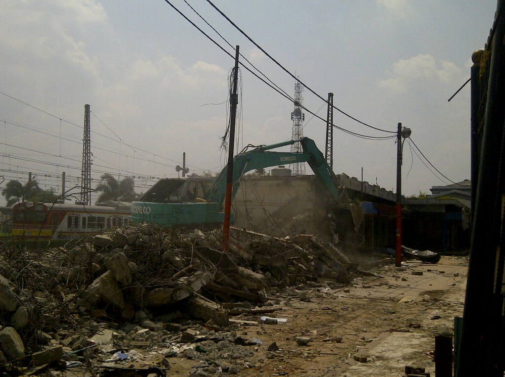 Perluas Akses Penumpang, PT KAI Bongkar Ratusan Kios PKL di Stasiun Bogor 