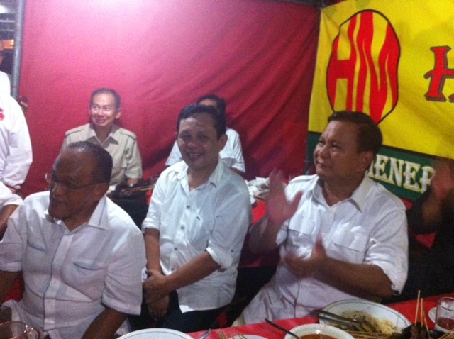 &#91;Tampang merakyat?&#93; Sambil Makan Sate, Prabowo Nyanyi 'Wakil Rakyat' Bareng Pengamen