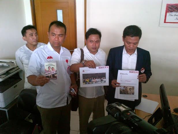 Tim Prabowo-Hatta Laporkan Buku '10 Alasan Memilih Jokowi' ke Bawaslu
