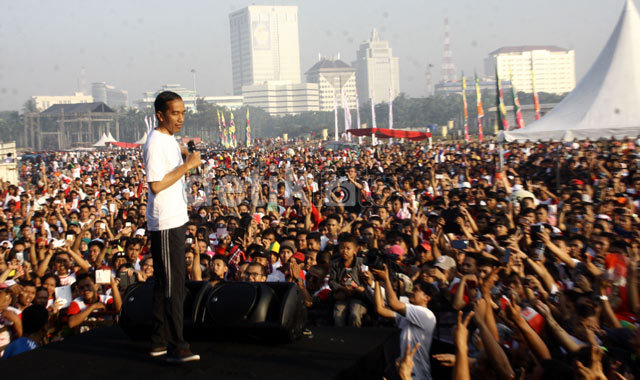 Melihat Penampakan Massa Prabowo di GBK dan Jokowi di Monas