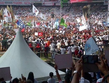 Melihat Penampakan Massa Prabowo di GBK dan Jokowi di Monas