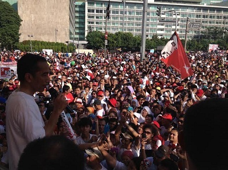 Melihat Penampakan Massa Prabowo di GBK dan Jokowi di Monas