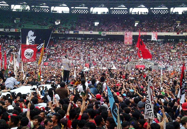 &#91;PICS&#93; Ribuan Simpatisan Jokowi-JK Padati Konser 'Salam 2 Jari'