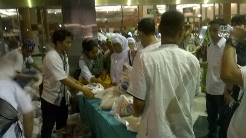&#91;Bowo dapat salam 2 Jari&#93; Ada Bagi Sembako di Istighasah yang Dihadiri Prabowo
