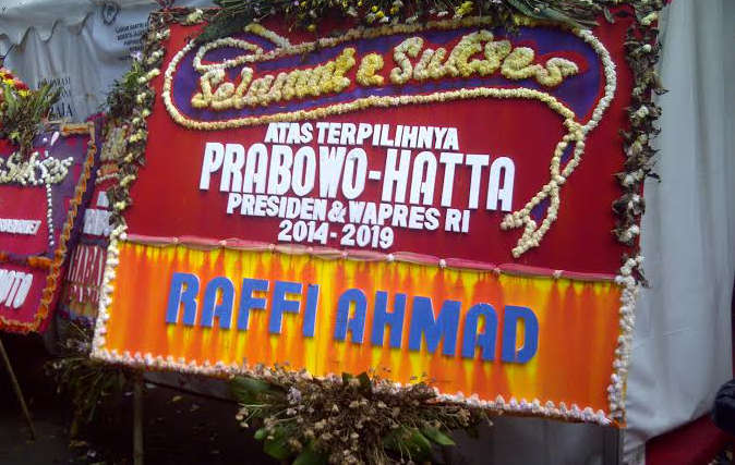 Hari pelantikan, kediaman Jokowi dipenuhi karangan bunga