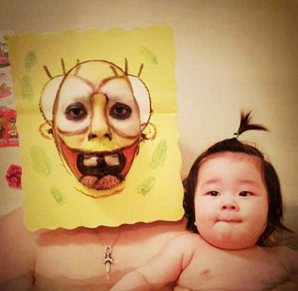 Ayah Kreatif Ini Hibur Anak Saat Mandi, Jadi Doraemon Hingga SpongeBob