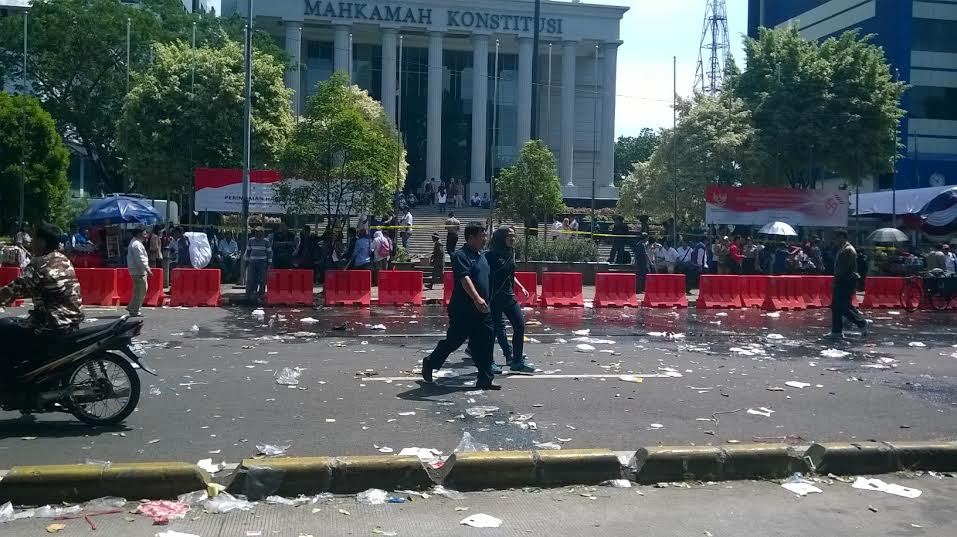 &#91;Ya Ampun&#93; - Pasca Demo , PANASBUNG Tinggalkan Sampah di Depan Gedung MK
