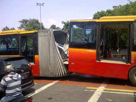 Ini Penampakan TransJ Gandeng yang Patah jadi Dua di Jatinegara