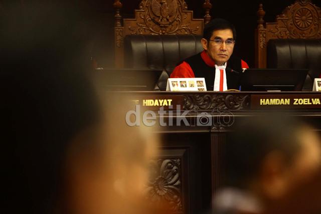 &#91;Nyontek&#93;-Saksi Subi Sering Izin Buka Data, Ketua MK: Ini Bukan Ujian