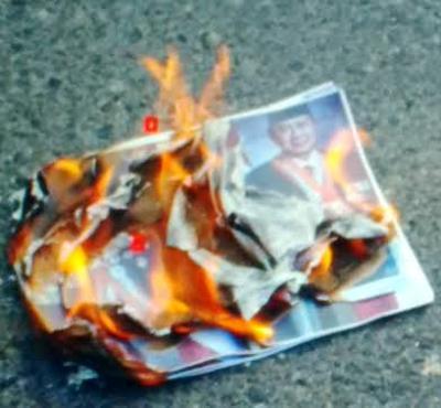 Pendemo Tuntut Pilpres Diulang Bakar Foto SBY dan Ketua KPU