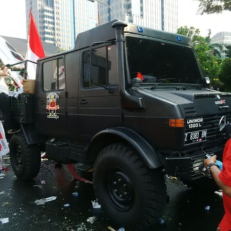 Massa Prabowo Kocar-kacir Dibubarkan Polisi, Tiga Truknya Ditinggalkan di Patung Kuda