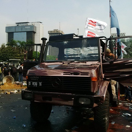 Massa Prabowo Kocar-kacir Dibubarkan Polisi, Tiga Truknya Ditinggalkan di Patung Kuda