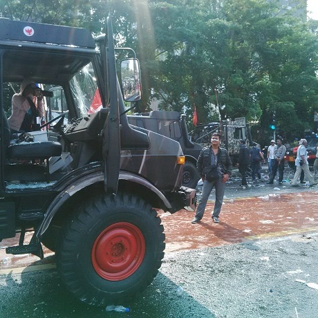 Massa Prabowo Kocar-kacir Dibubarkan Polisi, Tiga Truknya Ditinggalkan di Patung Kuda
