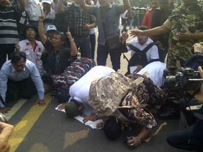 &#91;KENA DEEEEH&#93; Tertipu Isu Menang di MK, Massa Prabowo Sujud Syukur