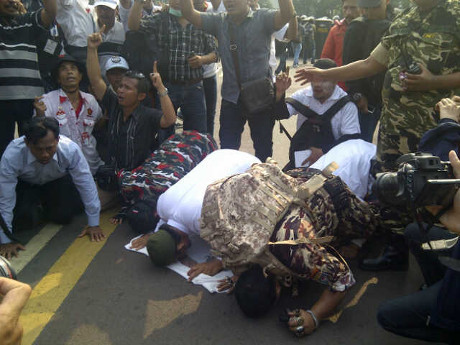 &#91;Nyembah Kuda... ???&#93; Dipukul Mundur, Pendukung Prabowo Berdoa di Depan Patung Kuda
