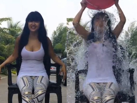 WOW Ice Bucket Challenge Julia Perez Pake Kaos Tembus Pandang