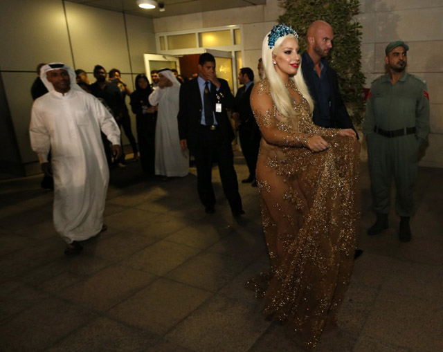 Tiba di Dubai, Lady Gaga Berkostum Menerawang