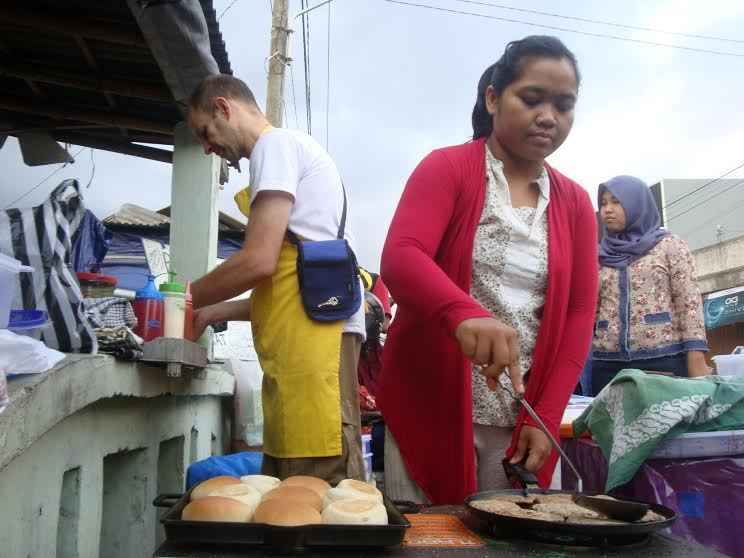 Bule AS Ini Rela Berjualan Burger di Pinggir Jalan Demi Kesembuhan Istri