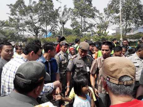 ahokphobia-dilarang-masuk-blusukan-ke-kali-jodo-ahok-nyangkul-tanah