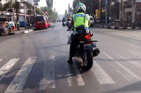 &#91;polisi langgar lalu lintas sapa yang nilang?&#93; Pak Polisi Ini Berhenti Tepat di Zebra