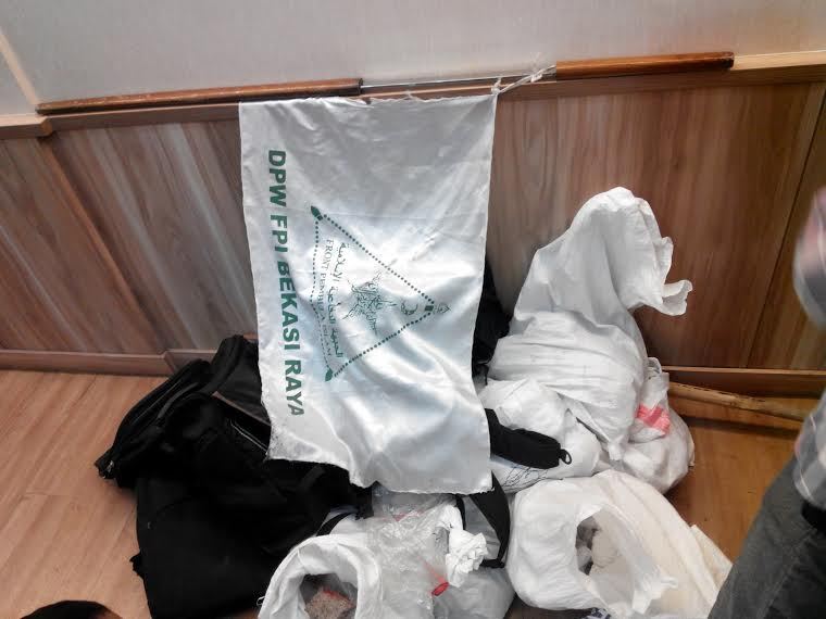 [Ada - ada Saja]Ini Dia yang Digunakan FPI Saat Mengamuk di DPRD DKI Jakarta 