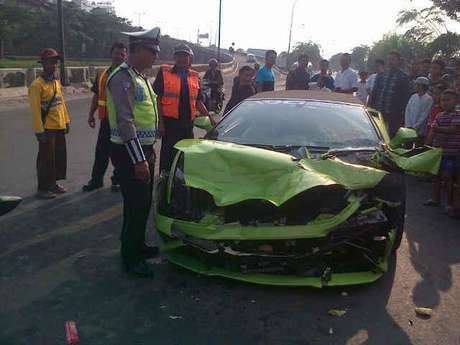 Kalo ente punya Lamborghini, terus kejadian kek gini , . gimana perasaan ente, .?