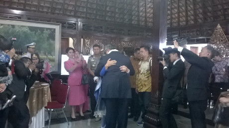 &#91;Begini Kalo Gak Siap Lepas Kuasa&#93; Tiba di Cikeas Ibu Ani &amp; SBY Menangis Berpelukan