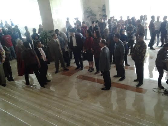 Ruang Paripurna Terkunci, 100 Anggota DPR KIH Berkerumun di Depan Pintu