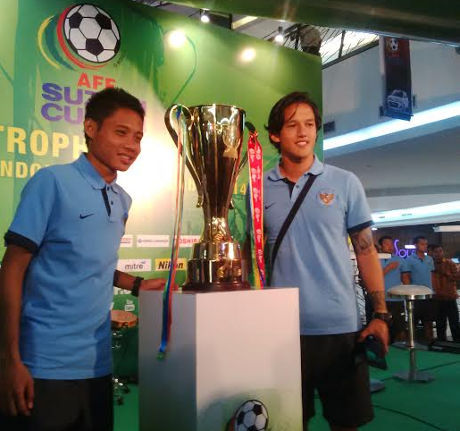 Trofi Piala AFF Mampir di Jakarta, Evan Dimas : Semoga Saya Bisa Pegang Ini Lagi