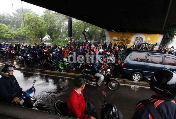 Pengendara Motor Dilarang Berteduh di Bawah Jembatan Saat Hujan