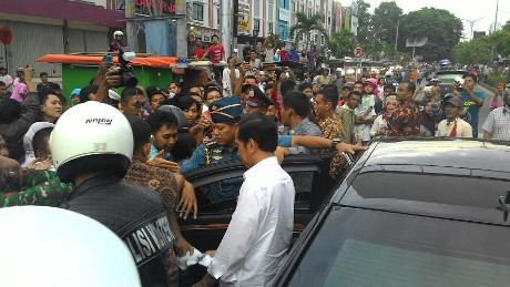 &#91;AMAZING GAN..&#93; Blusukan di Lampung, Jokowi Turun dari Mercy Lalu Bantu Seorang Nenek