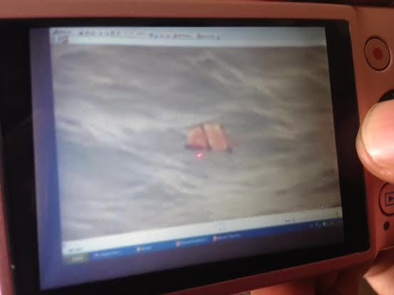 mergedditemukan-korban-pesawat-airasia-mengapung-di-laut-30-12-2014