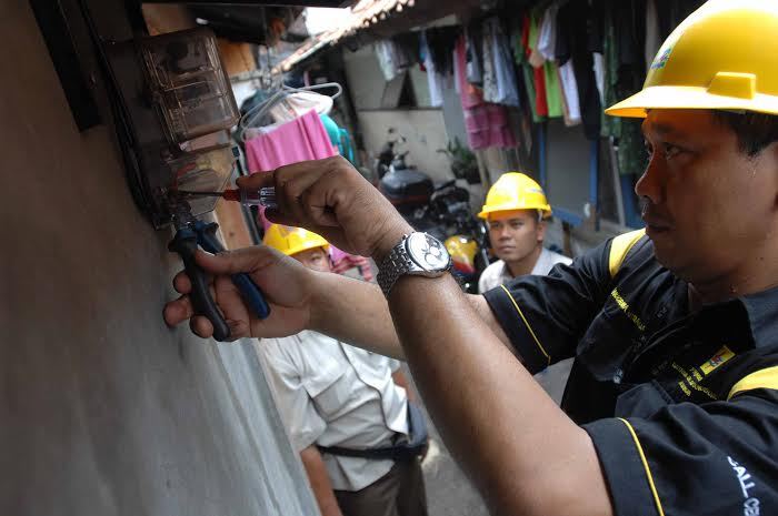 &#91;Pencitraan&#93; Batal Naikkan Tarif, Jokowi Justru Bakal Turunkan Biaya Listrik Industri
