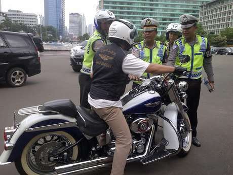 Kacau! Polisi Dikerjai Pengendara Harley yang Kena Tilang di Bundaran HI 