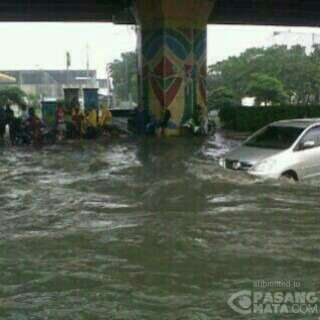 &#91;DAH SETINGGI CONGOR AHOK BLOM?&#93; Banjir, Mobil ini Terendam Hingga Kap Mesin 
