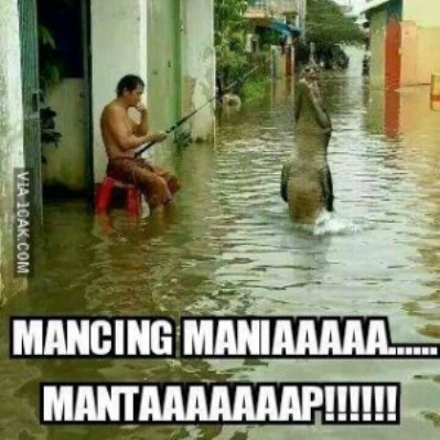 jaring-ikan-di-lokasi-banjir-warga-di-bekasi-ini-dapat-lele-gede