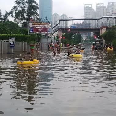 Jl S Parman Masih Banjir, Polisi Patroli Pakai Perahu Karet