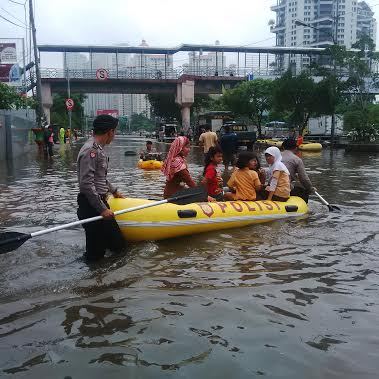 Jl S Parman Masih Banjir, Polisi Patroli Pakai Perahu Karet