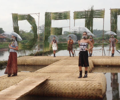 3-desainer-lokal-fashion-show-di-atas-sawah-tercemar-limbah