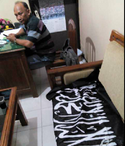 Dianggap Bisa Cegah Hama Wereng, Bendera ISIS Ditancapkan di Pinggir Sawah