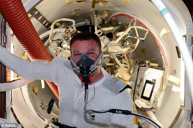 Keren, Selfie Dramatis Para Astronaut di Luar Angkasa