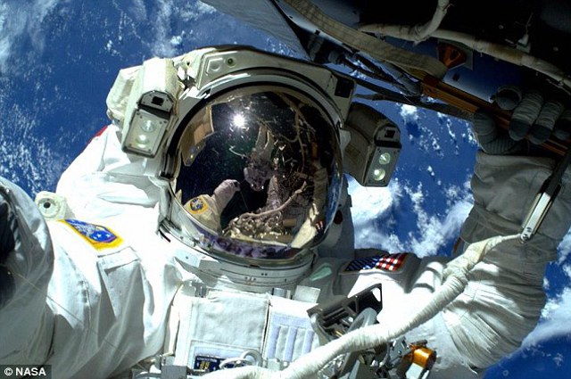 Keren, Selfie Dramatis Para Astronaut di Luar Angkasa