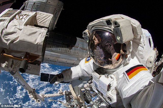 keren-selfie-dramatis-para-astronaut-di-luar-angkasa