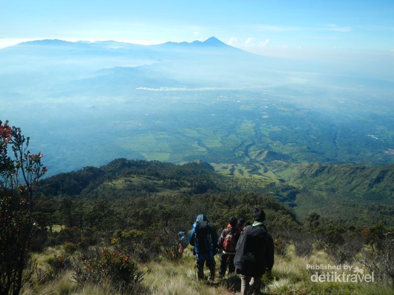 Aneka Gaya Untuk Berfoto yang Aman di Puncak Gunung :D