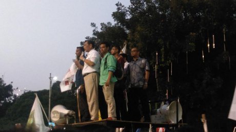 luhut-bacakan-tuntutan-pendemo-di-atas-mobil-komando