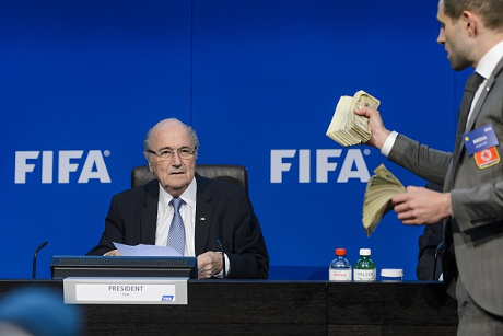 Gelar Konferensi Pers, Blatter Diguyur Uang